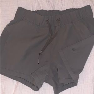 Lululemon On the Fly Shorts 2.5 / olive green